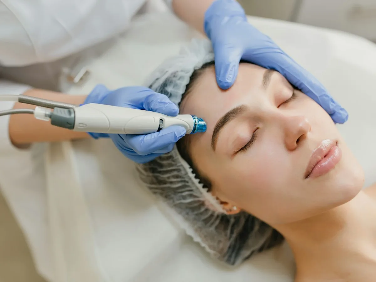 Médica estética haciendo un diagnóstico facial con lámpara de aumento