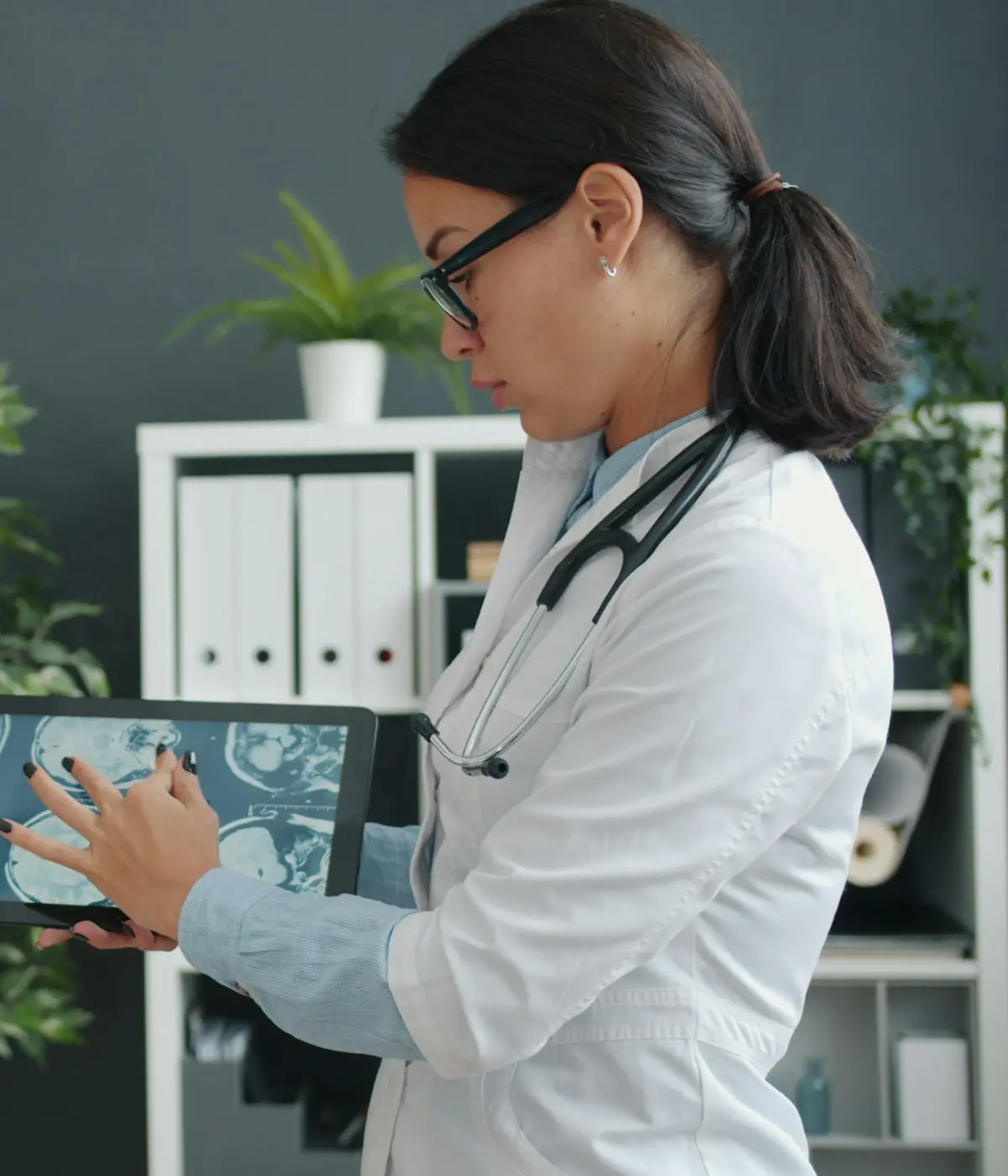 Cirujano revisando con una paciente las medidas de su perfil antes de una rinoplastia en Murcia