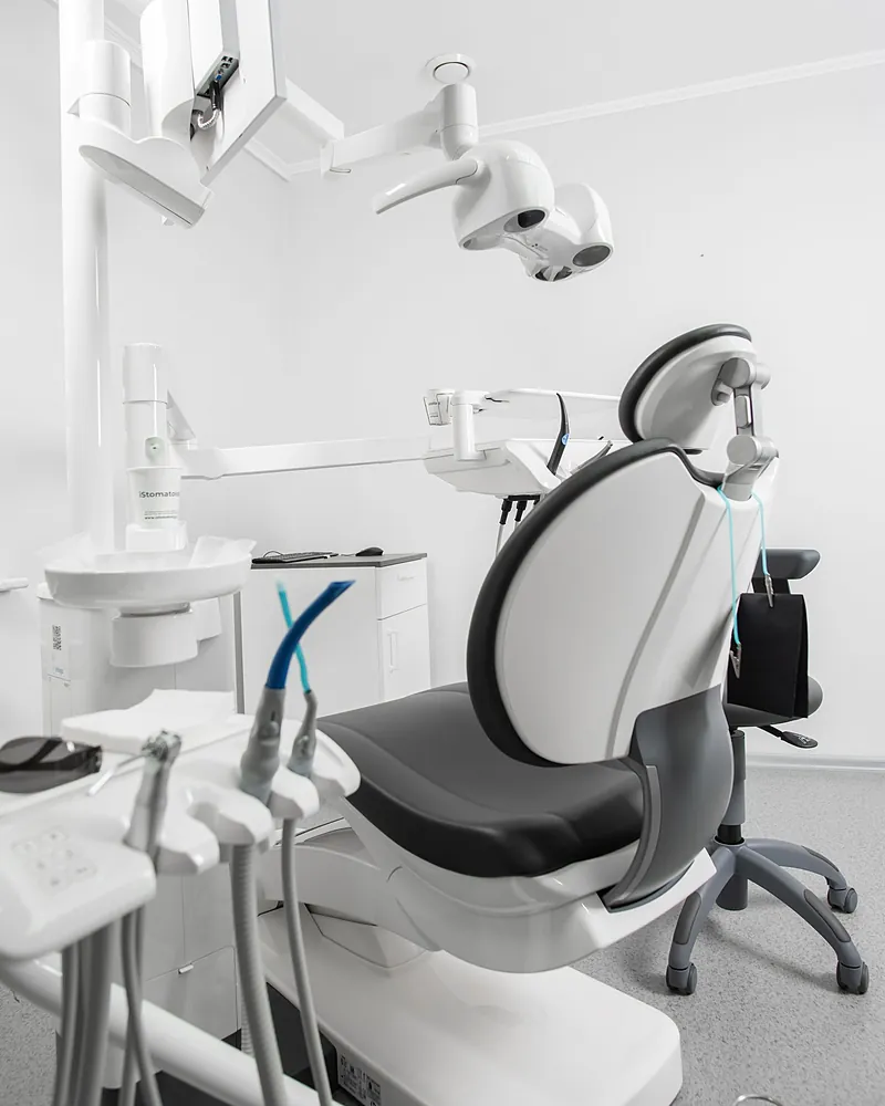 Gabinete de cirugía e implantes de Clínica Velia, con el sillón preparado