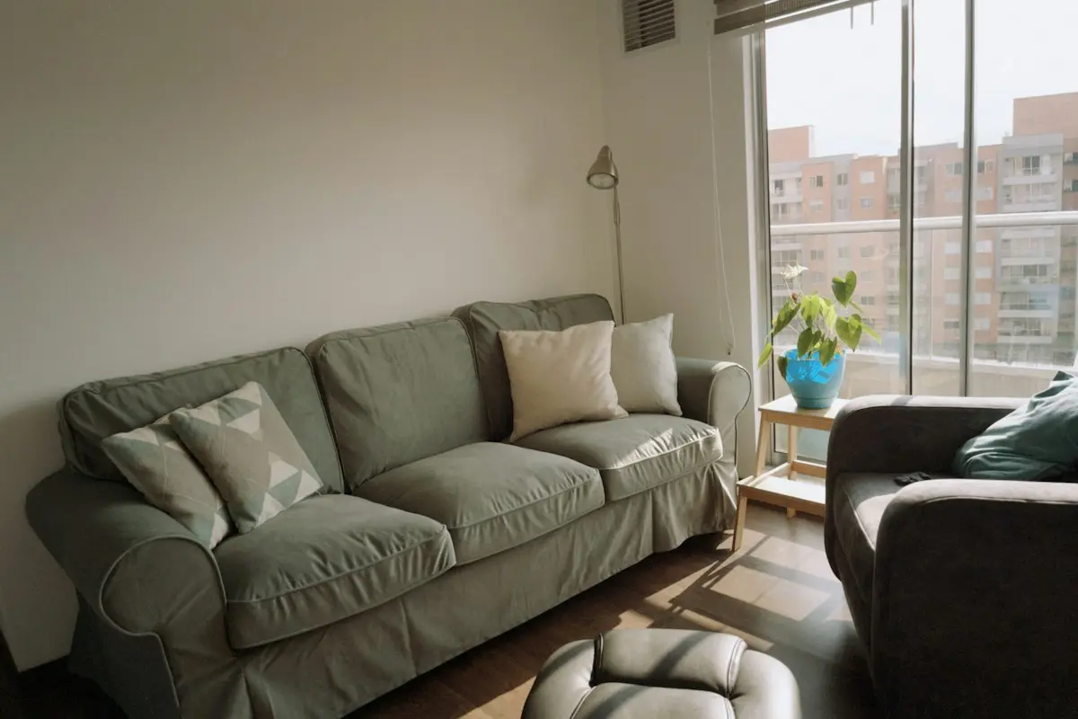 Sala de terapia con sofá para dos y butaca enfrente