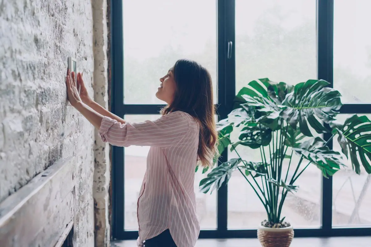 Mando y aplicación del móvil para programar la climatización de casa