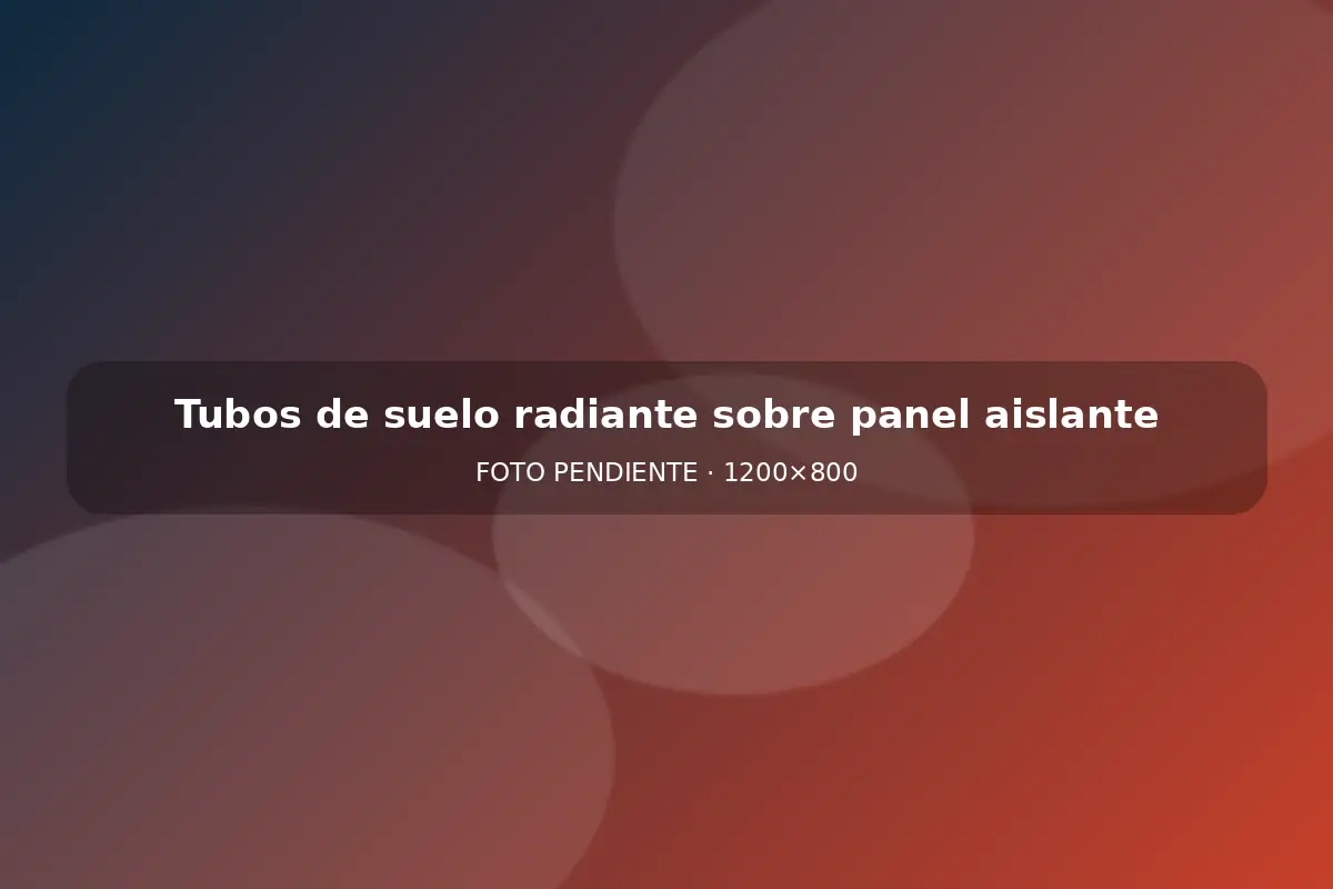 Tubos de suelo radiante colocados sobre el panel aislante antes de echar el mortero