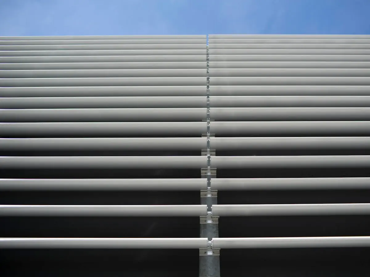 Detalle de las lamas de aluminio orientables vistas desde abajo, entreabiertas