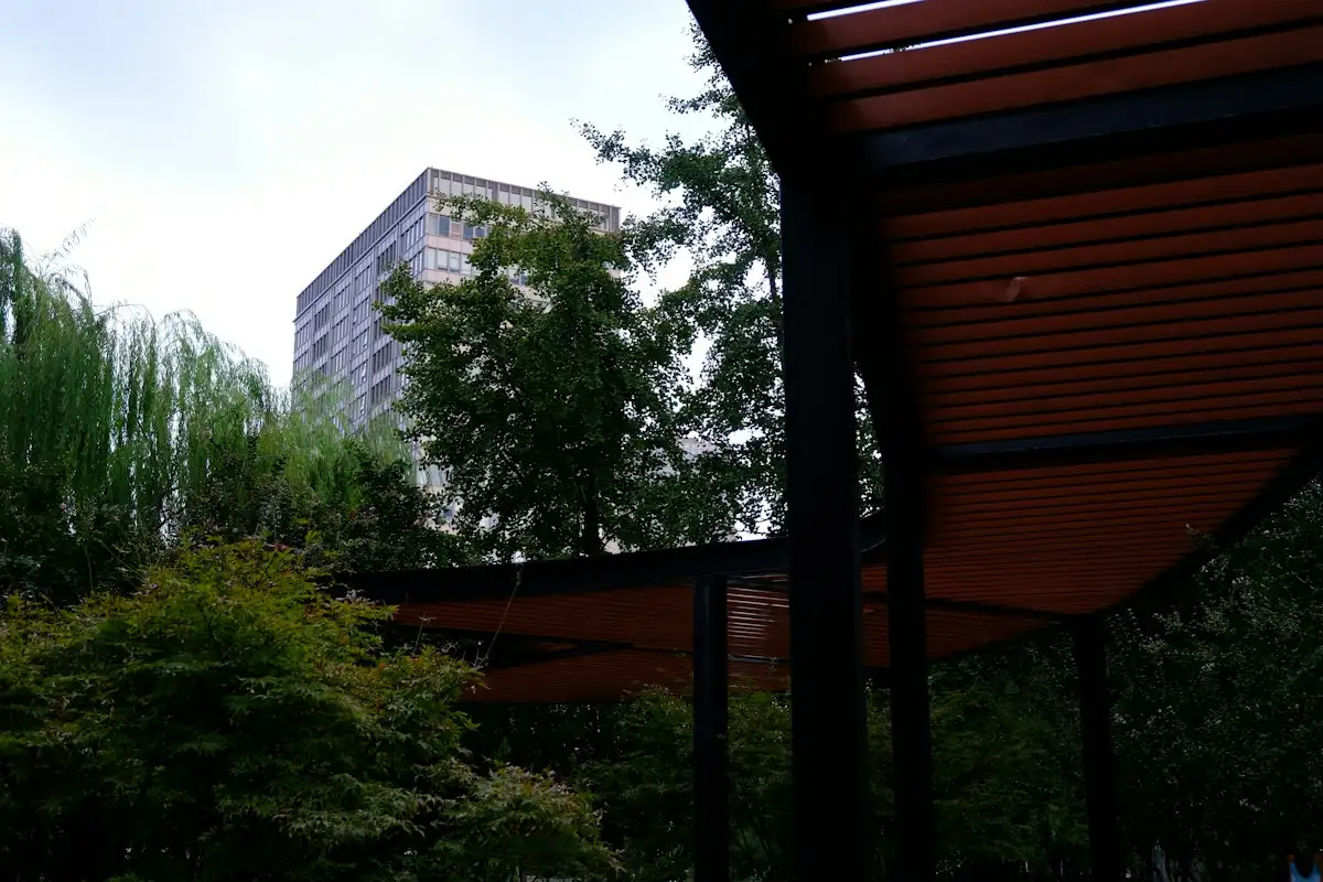 Pérgola adosada en la terraza de un ático con vistas a la ciudad