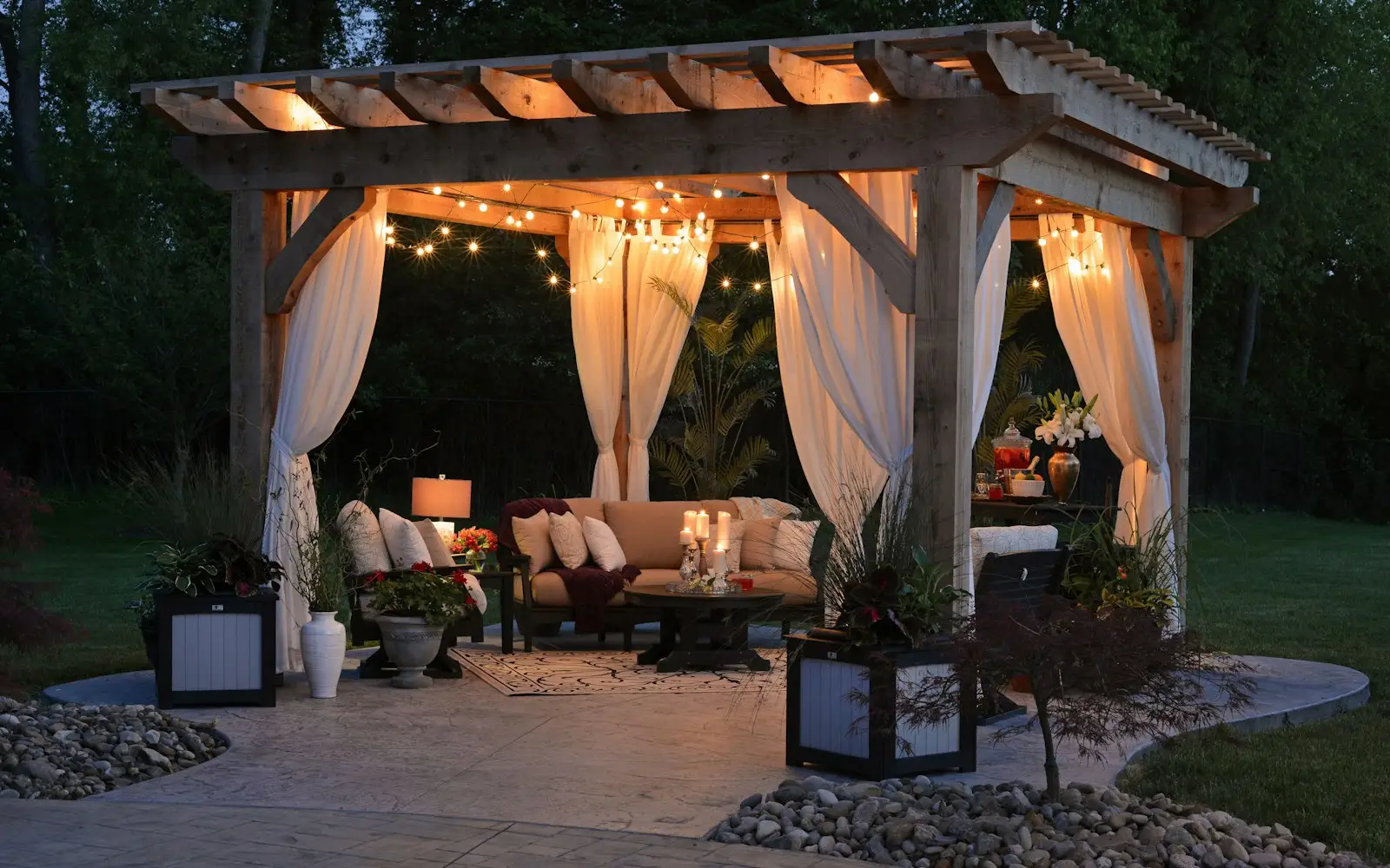 Pérgola bioclimática de aluminio antracita con lamas entreabiertas sobre un comedor exterior al atardecer
