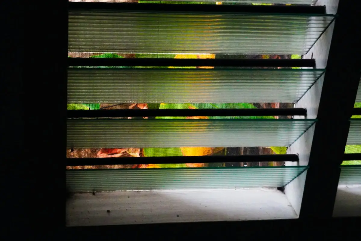 Toldo vertical de tejido microperforado bajado en una terraza orientada al oeste