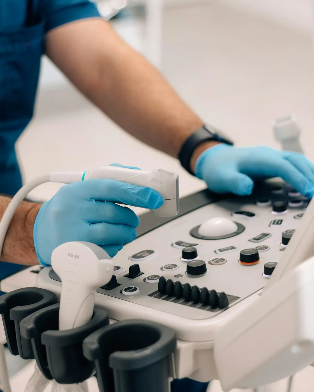 Médica preparando un ecógrafo antes de una técnica para el dolor